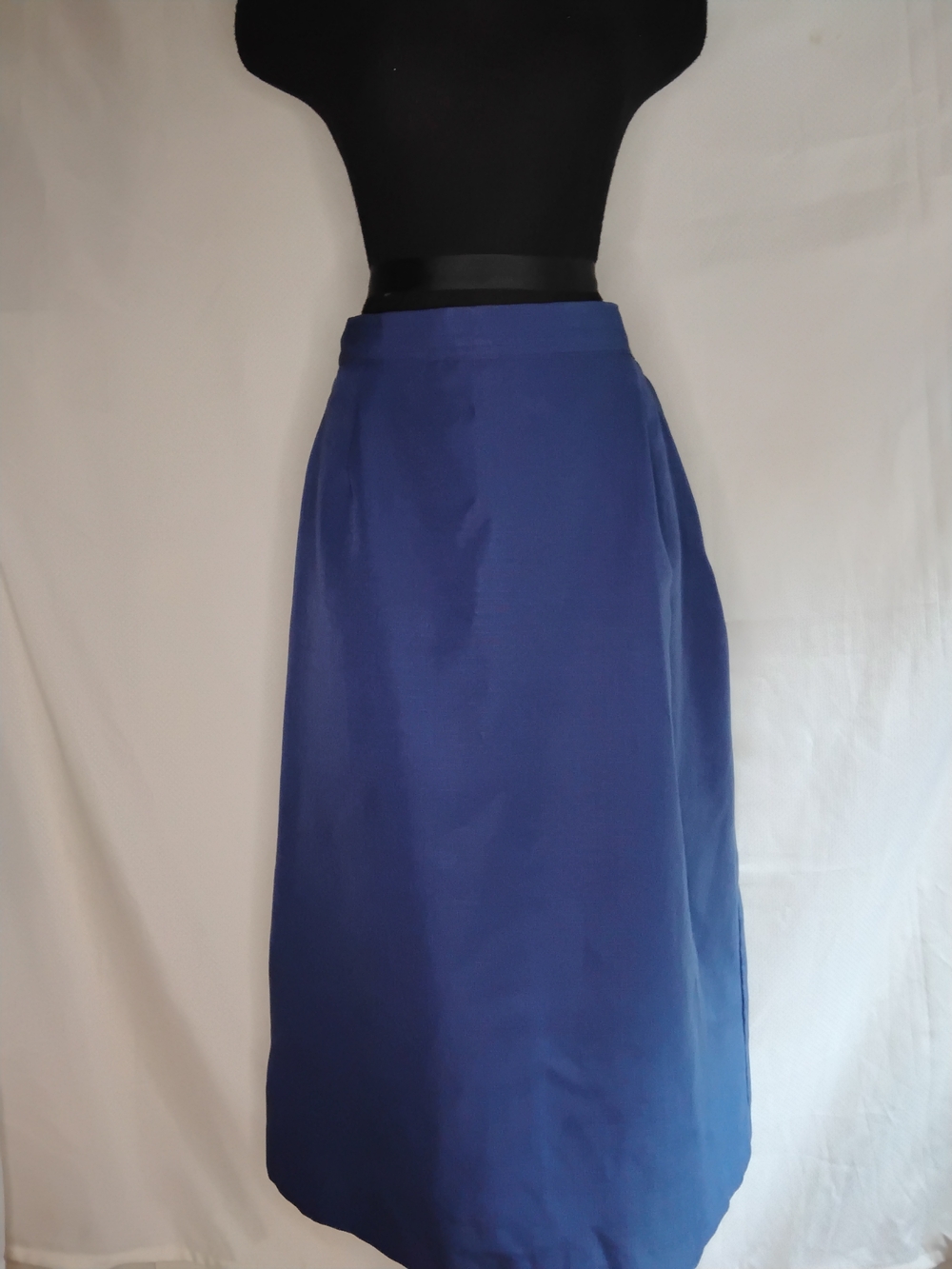 Elegant Blue Midi Skirt with Clean Waistline